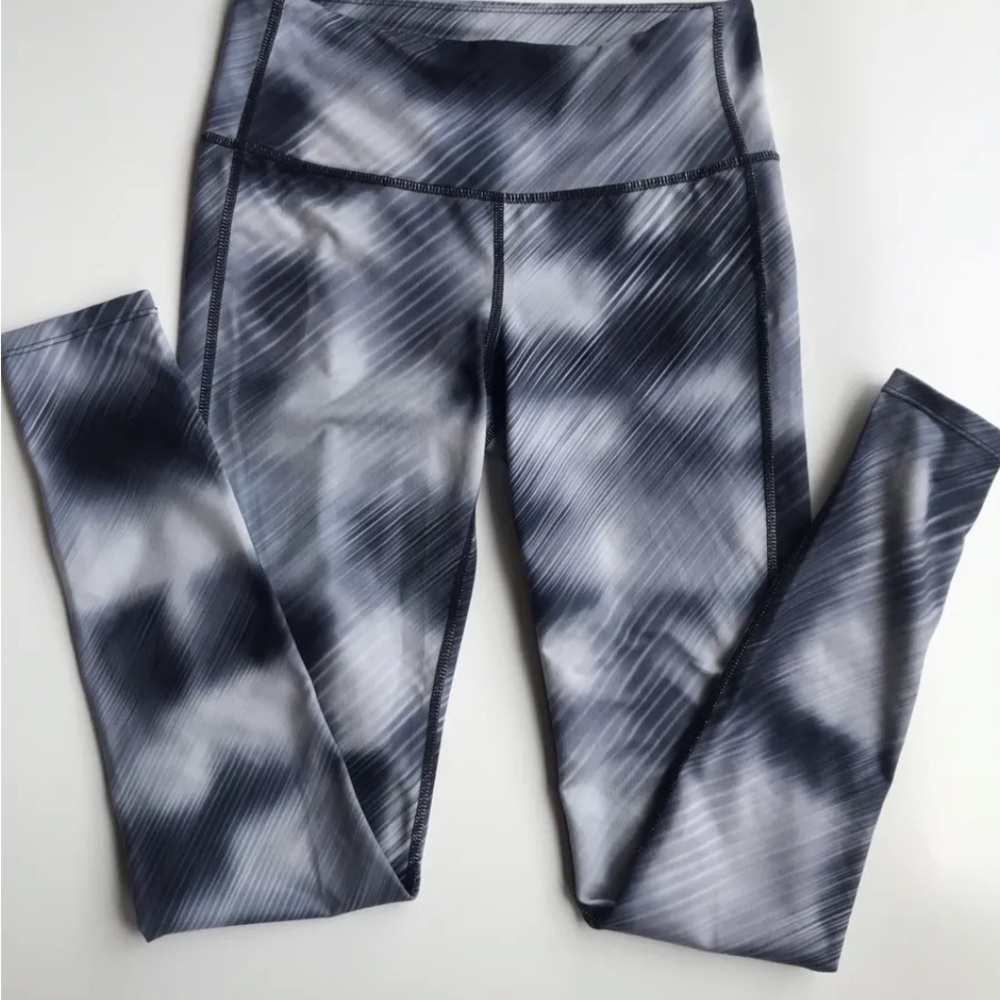 Athleta XS Tie Dye Exercise Workout Athletic Leggings Blue White.